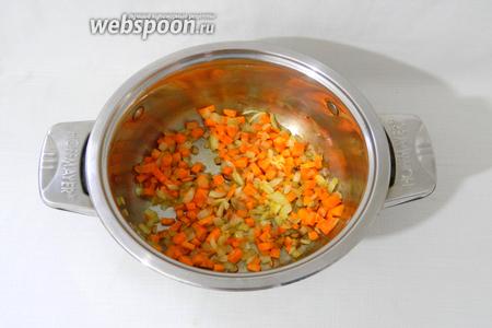 В небольшом количестве оливкового масла обжариваем лук и морковь. 