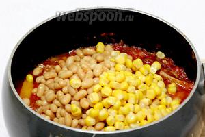 С фасоли и кукурузы слить жидкость, отправить к мясу с овощами, перемешать и прогреть 3 минуты. В общей сложности мясо тушится с овощами 30 минут.