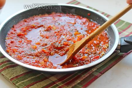 Посолить, поперчить и в томатном соусе сделать 4 углубления.
