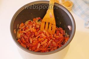 В чашу мультиварки добавить томатную пасту, морковь по-корейски. Готовить на этом же режиме ещё 5 минут, до сигнала.