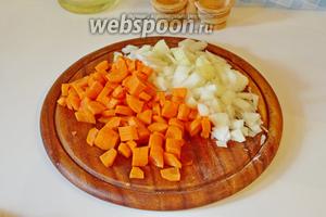 Лук и морковь нарезать небольшим кубиком.