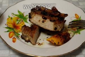 Готовое мясо вынуть на тарелку, прикрыть крышкой (дать отдохнуть) для равномерного распределения температуры. Сразу подавать с маринованным луком.