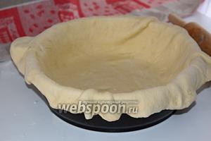 Выложить тесто в круглую форму (у меня сковорода чугунная, тяжелая, с толстым дном), выложить так, чтобы края немного свисали.
