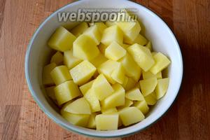 Картофель очистить и нарезать небольшими кубиками. Выложить картофель в кастрюлю (объёмом примерно 2 литра), залить водой и варить около 15 минут.