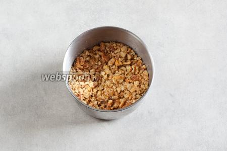 К моменту окончания варки бульона, грецкие орехи должны быть потолчены или порублены.