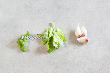3 группа ингредиентов — чеснок и зелень, которые не варятся, а посыпаются после окончания варки. 4-5 зубчиков чеснока, 0,5 столовой ложки зелени базилика или сельдерея и 1 столовая ложка зелени кинзы (на худой конец — укропа).