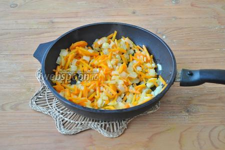 На сковороде обжарить в растительном масле лук и морковь.