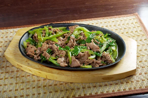 Китайское блюдо - говядина с овощами крупным планом — стоковое фото