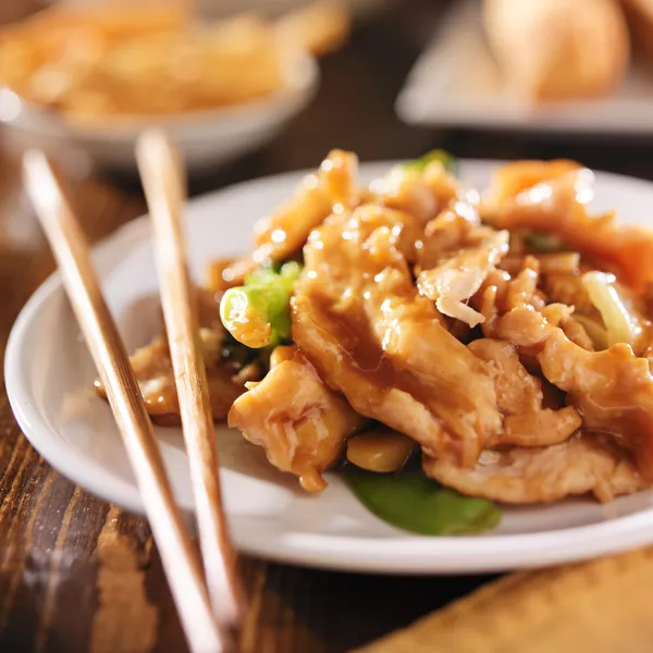 Китайская еда - перемешать Фрай Куриная с овощами — стоковое фото
