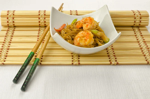 Китайская еда, лапша с креветками — стоковое фото