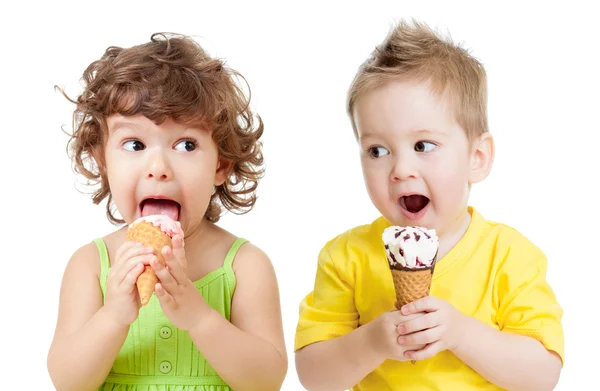 Дети или дети, маленькая девочка и мальчик ест мороженое изолированные — стоковое фото