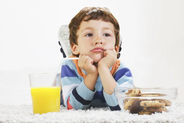 Злой ребенок в доме с завтраком — стоковое фото