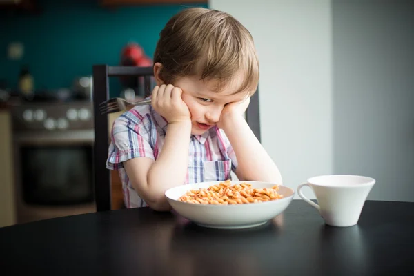 Обиженный маленький мальчик отказывается есть ужин — стоковое фото