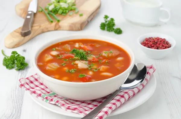 Миску Жареный томатный суп с фасолью, сельдереем и сладким перцем Лицензионные Стоковые Фото