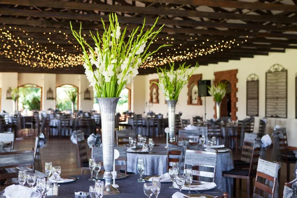 Место проведения свадьбы прием оформленных таблиц и Фея света — стоковое фото