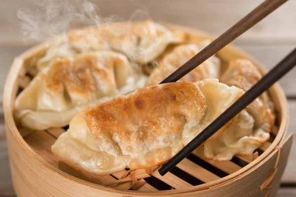 Китайское блюдо Пан жареные пельмени — стоковое фото