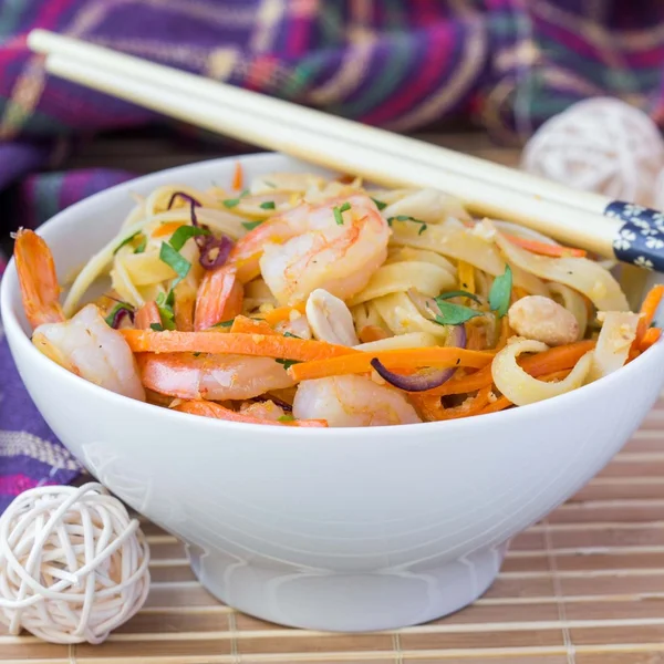 Азиатская лапша с креветками, овощи, морковь, арахис, лук — стоковое фото