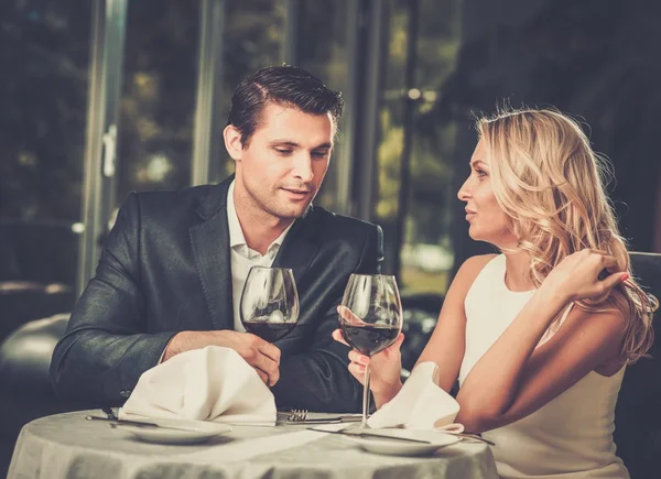 Веселый пара в ресторане с бокала красного вина — стоковое фото