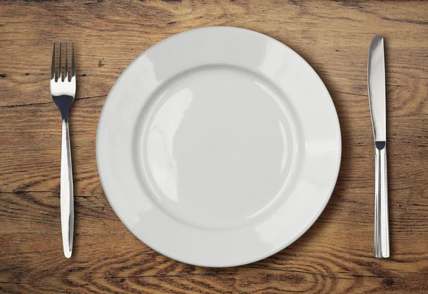 Белые пустые ужин пластины Настройка на деревянный стол — стоковое фото