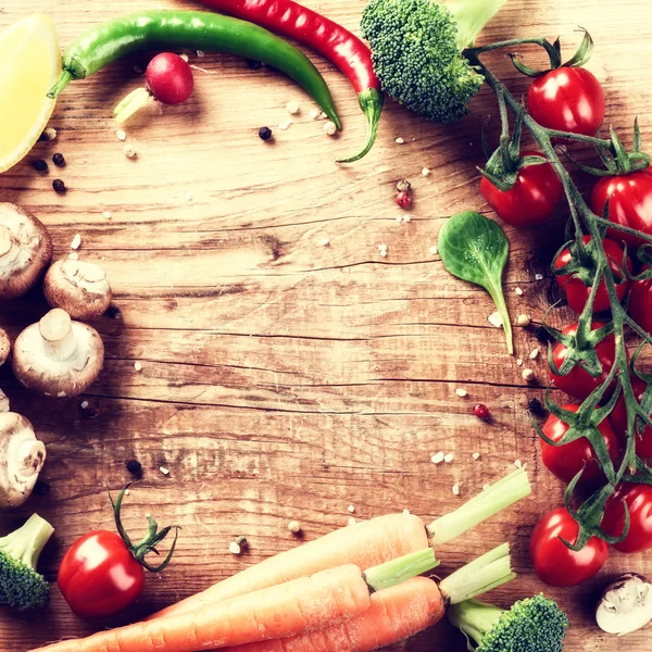 Рамка с свежие органические овощи — стоковое фото