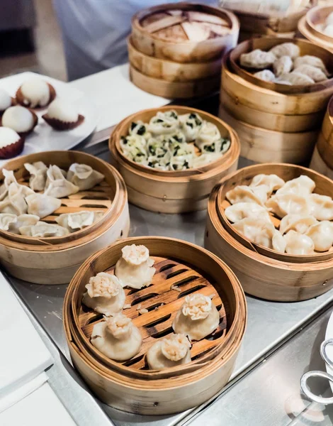 Вкусные блюда китайской кухни — стоковое фото