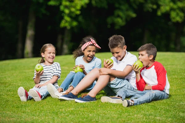 Дети еда яблок в парке — стоковое фото