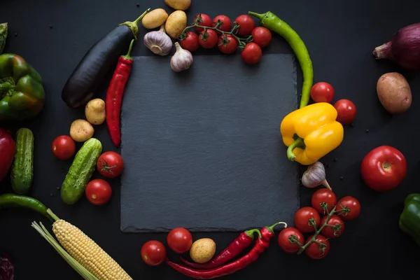 Спелые овощи и грифельную доску — стоковое фото