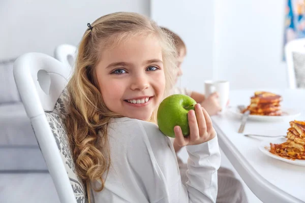 Ребенок с apple — стоковое фото