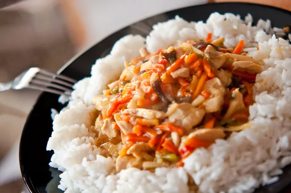 Китайская еда курица с овощами и рисом — стоковое фото