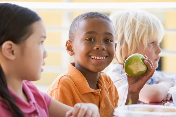 Дети детского сада, едящие ланч — стоковое фото