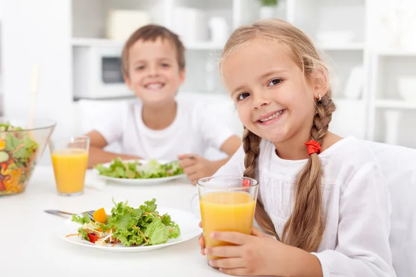 Дети едят здоровую еду — стоковое фото