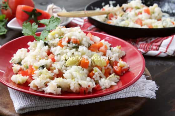 Готовый рис с овощами на сковороде