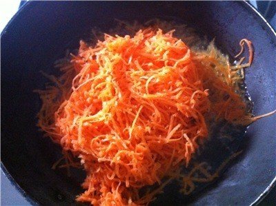 Натрите свежую морковь на терке