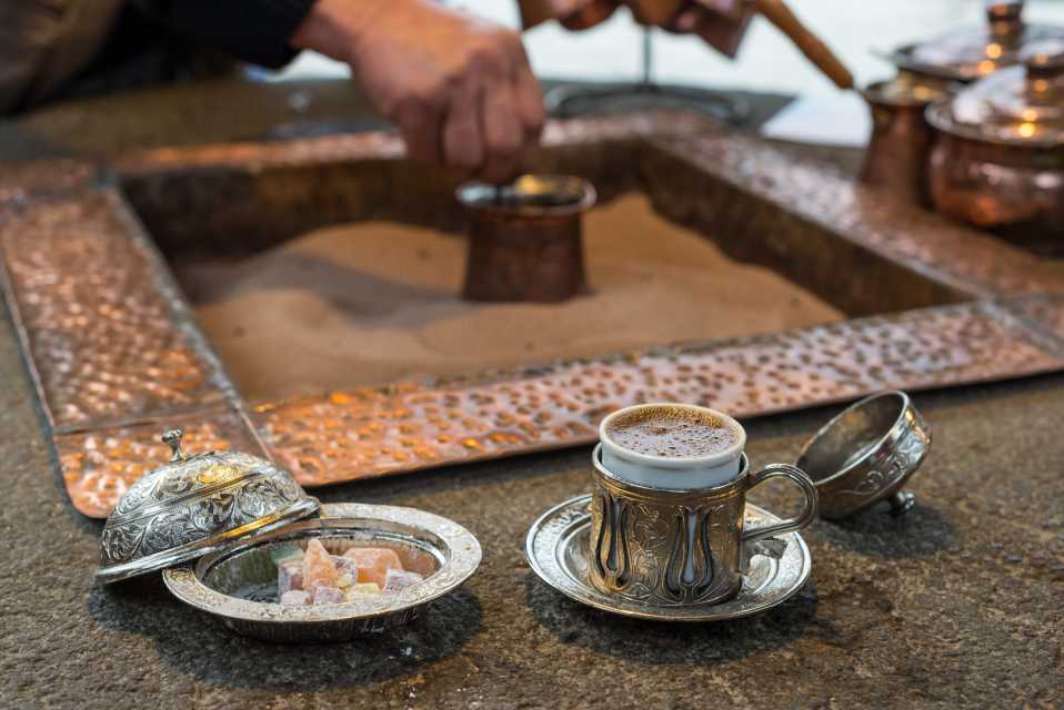 Приготовление кофе по-турецки на песке