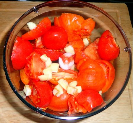 Очистите и порежьте помидоры и пару зубчиков чеснока